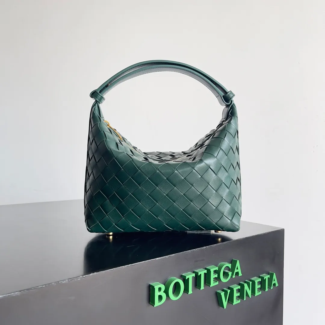 Batch 1360 It is predicted that BV Bottega’s lunch bag will be popular again this year. The entire bag is made of top nappa lambskin, which is very soft and lightweight. It also uses the intrecciato weaving process that the two founders spent several months developing from the beginning of the brand. It is completely hand-woven by Italian craftsmen. It perfectly reflects the craftsmanship of Bottega. The entire bag shape is also a very practical and popular lunch box bag type. The slightly curved arc of the bag mouth can also better fit our wrists. Style number: 754443 Size: 22*13*9
